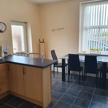 Pomfret House, 3 Bedrooms, Burnley Central, Contractors And Groups First Choice, Free Parking Exterior photo