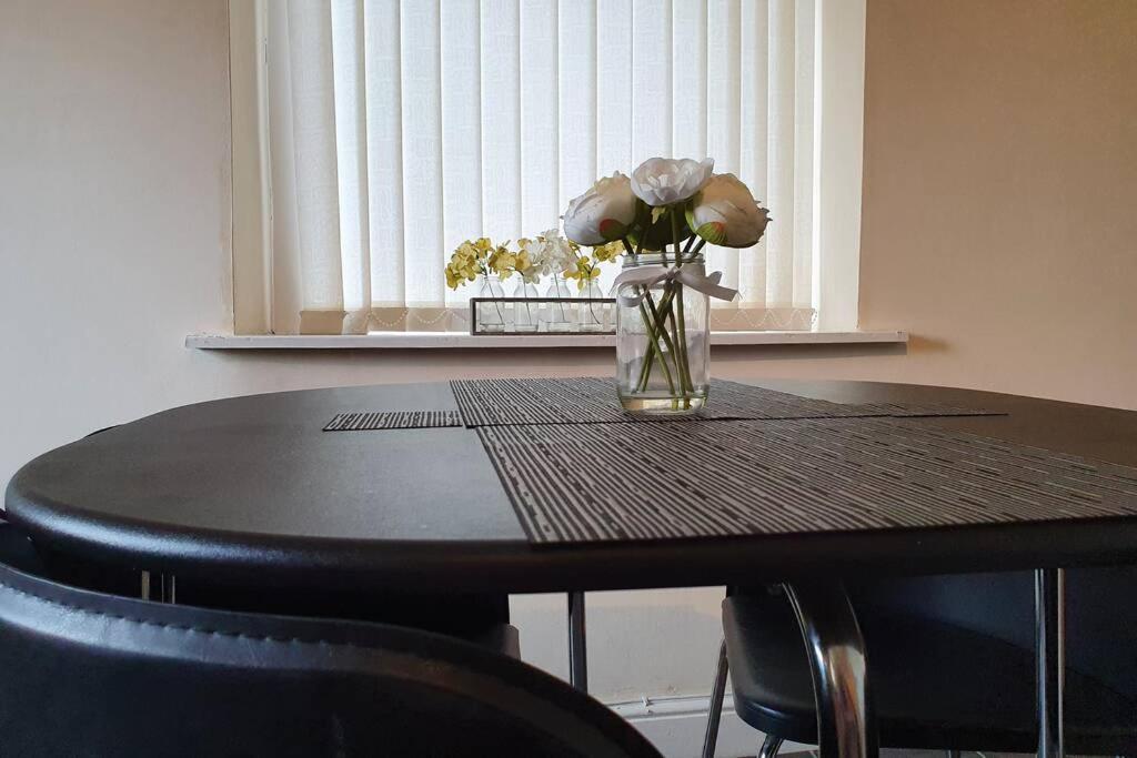 Pomfret House, 3 Bedrooms, Central, Contractors And Groups First Choice, Free Parking Holiday home Burnley