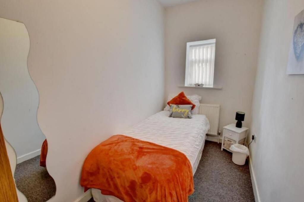 Pomfret House, 3 Bedrooms, Central, Contractors And Groups First Choice, Free Parking *