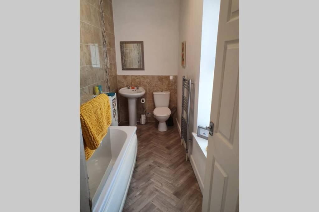 Pomfret House, 3 Bedrooms, Central, Contractors And Groups First Choice, Free Parking