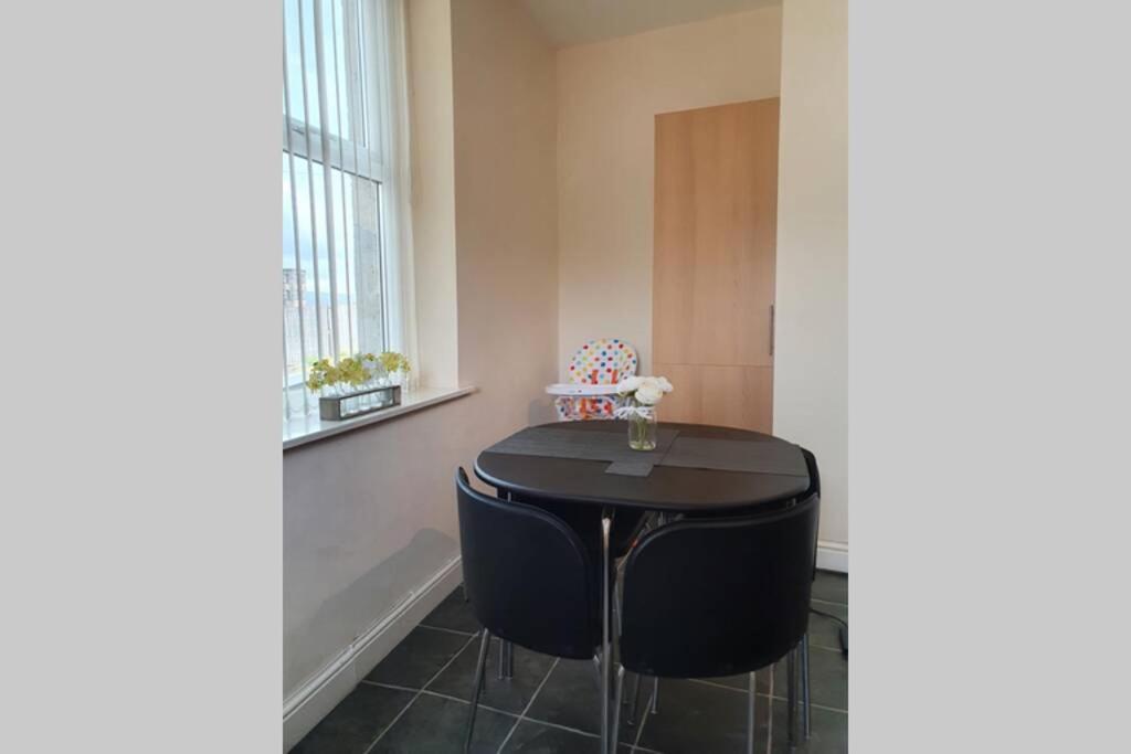 Pomfret House, 3 Bedrooms, Central, Contractors And Groups First Choice, Free Parking Holiday home Burnley