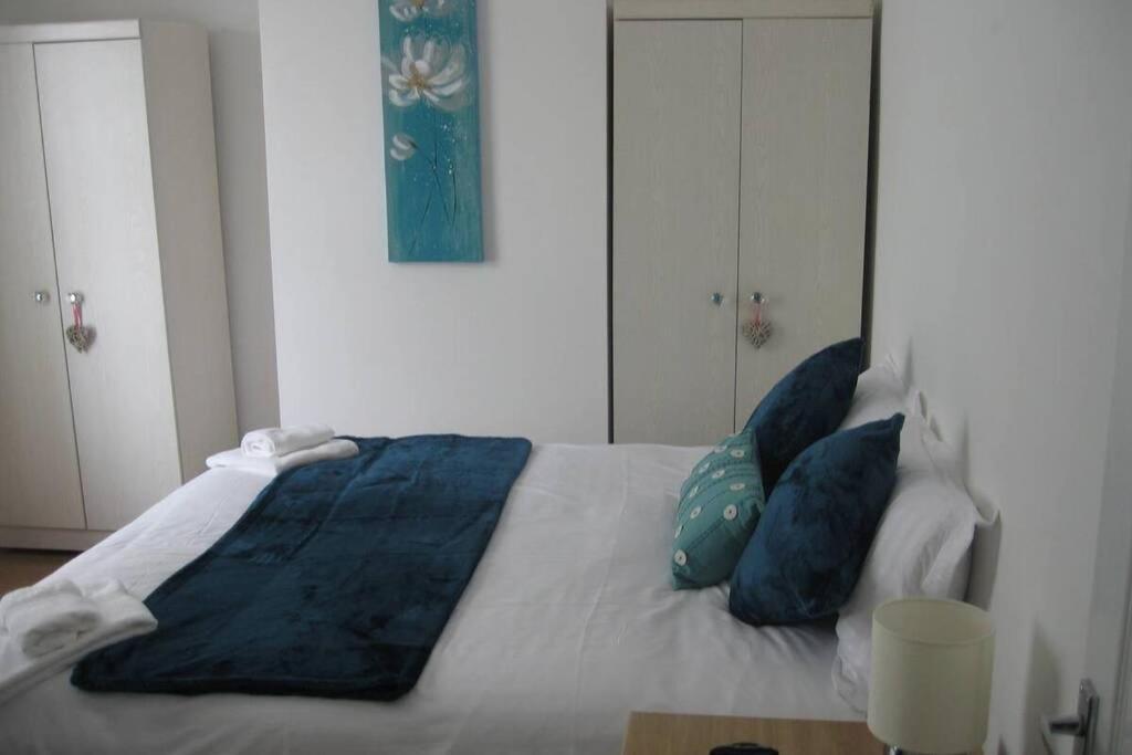 Pomfret House, 3 Bedrooms, Central, Contractors And Groups First Choice, Free Parking Casa de Férias *