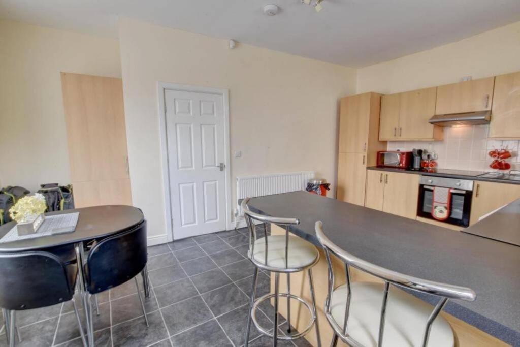 Holiday home Pomfret House, 3 Bedrooms, Central, Contractors And Groups First Choice, Free Parking Burnley
