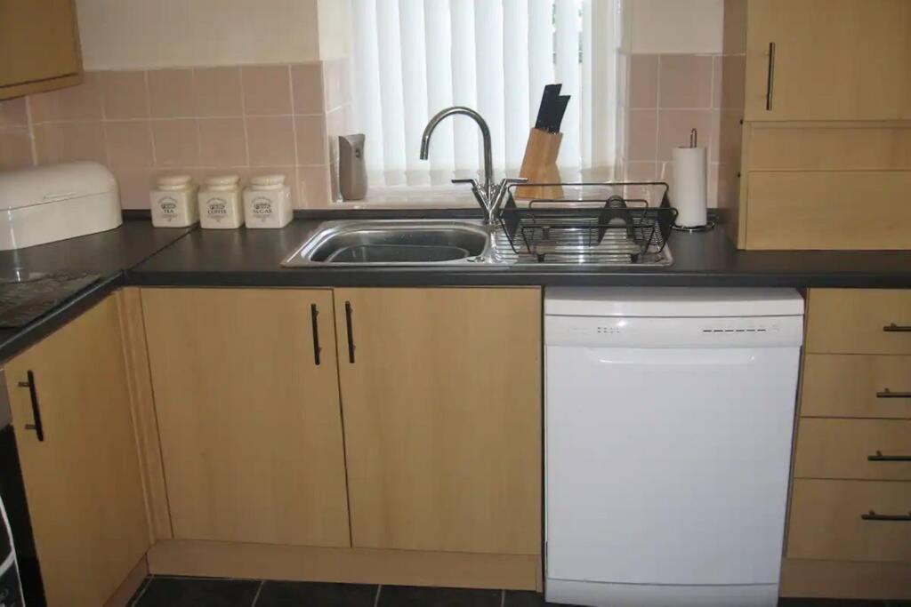 Pomfret House, 3 Bedrooms, Central, Contractors And Groups First Choice, Free Parking Holiday home