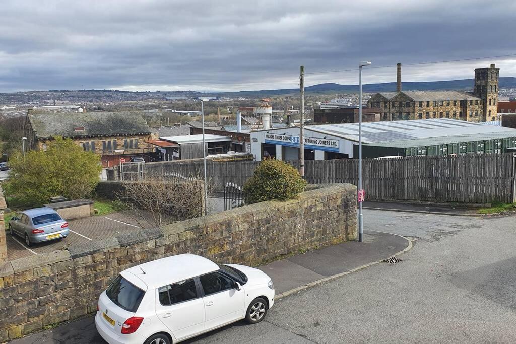 Pomfret House, 3 Bedrooms, Central, Contractors And Groups First Choice, Free Parking * Burnley