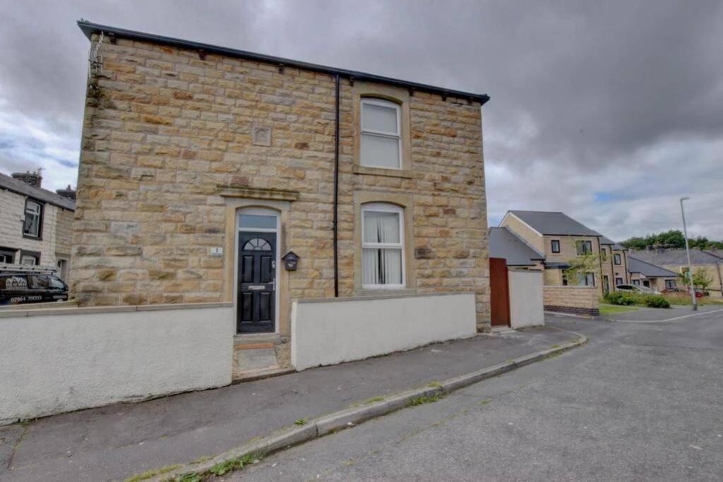 Pomfret House, 3 Bedrooms, Central, Contractors And Groups First Choice, Free Parking *