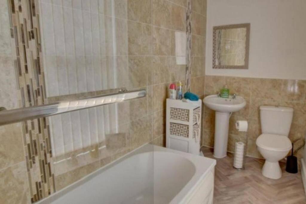 Holiday home Pomfret House, 3 Bedrooms, Central, Contractors And Groups First Choice, Free Parking Burnley